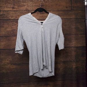 V-neck cut off sleeves shirt